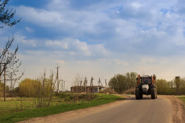 Трактор на проселочной дороге — стоковое фото