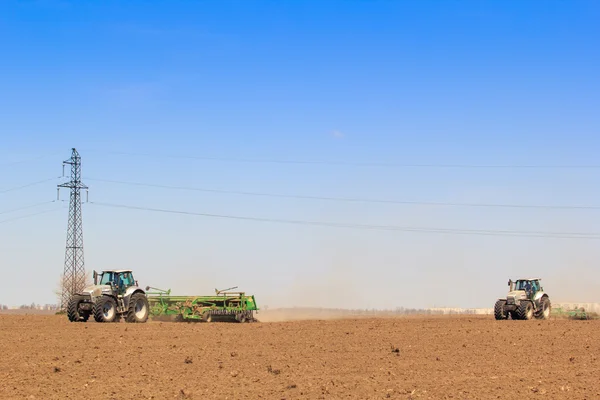 Deux tracteurs semant dans le champ — Photo