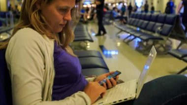 Kız bekleyen sandalyeye oturur