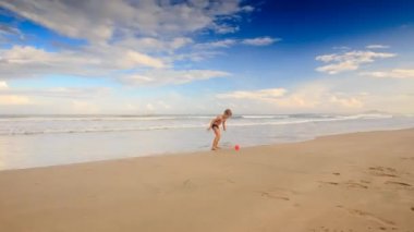 küçük çocuk başladı kırmızı top