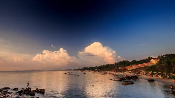 Salida del sol sobre el mar y la isla — Vídeos de Stock