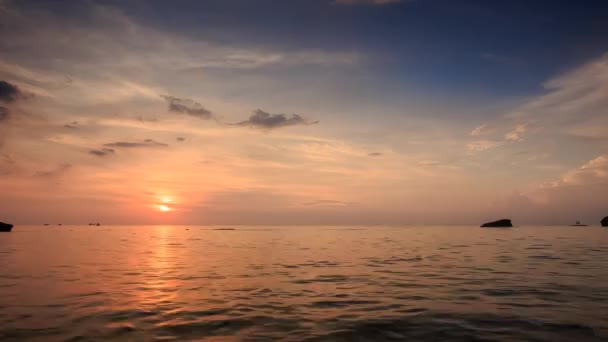 Море на закате против красного неба — стоковое видео