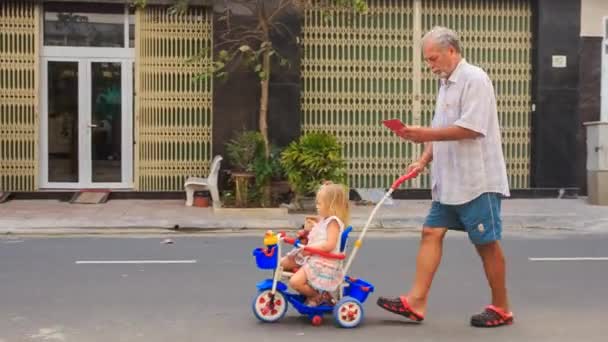 Grand-père avec enfant marchant dans le parc — Video