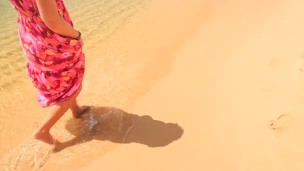 Meisje loopt blote voeten op de rand van de zee — Stockvideo