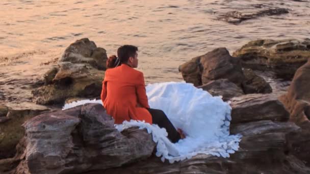 Noiva e noivo sobre a paisagem marinha — Vídeo de Stock