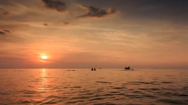 Havet i solnedgången mot röd himmel — Stockvideo