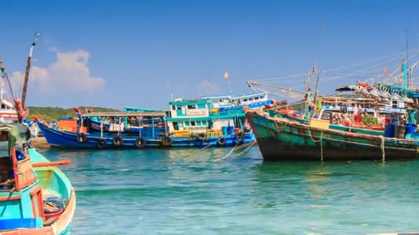 Barcos de pesca coloridos — Vídeo de Stock