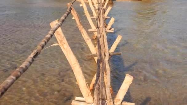 Kleine schmale Holzbrücke — Stockvideo