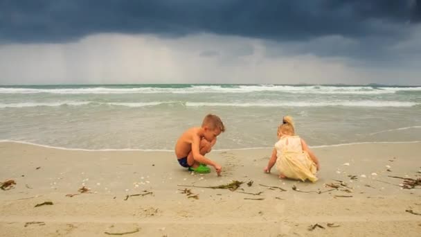 Crianças desenhar na areia da praia molhada — Vídeo de Stock