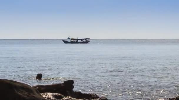 Rybářský člun závěje minulosti v moři — Stock video