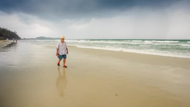 Viejo caminando en la playa — Vídeos de Stock