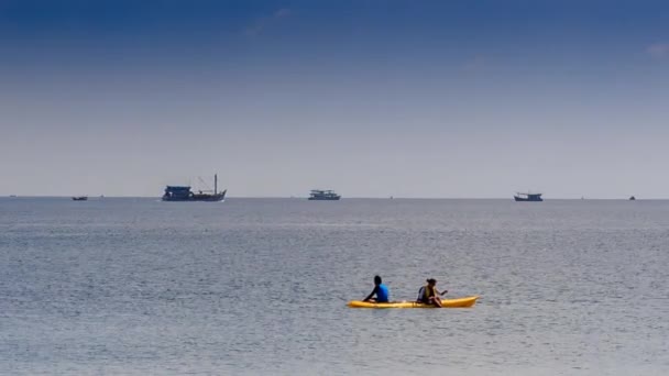 Dos chicos remo kayak — Vídeos de Stock