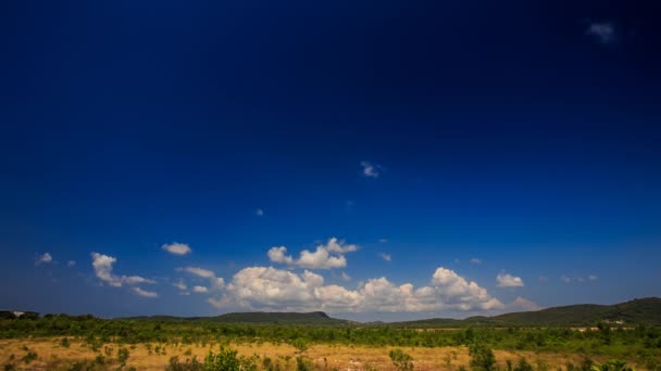 Deserto e montanhas sob o céu azul — Vídeo de Stock