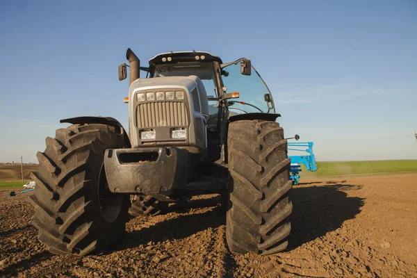 Traktör sürülmüş sahada