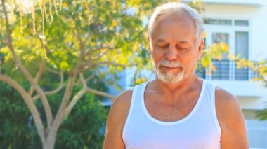 yaşlı adam başı eğilir