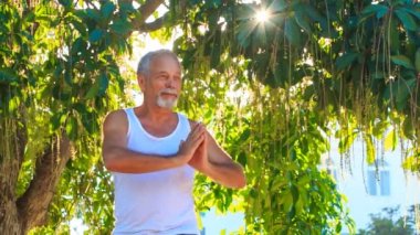 yaşlı adam sabah yoga yapar