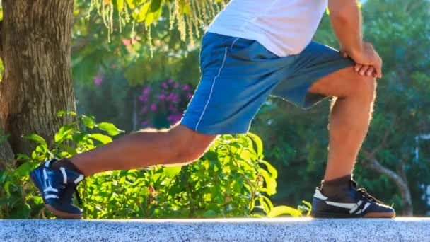 Uomo squat sul ginocchio si estende gambe — Video Stock