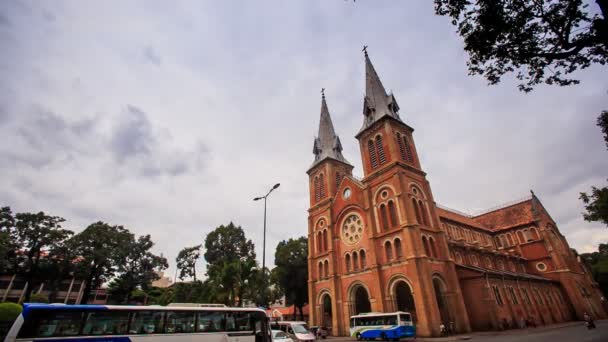 Oud-katholieke kerk in de buurt van de straat verkeer — Stockvideo