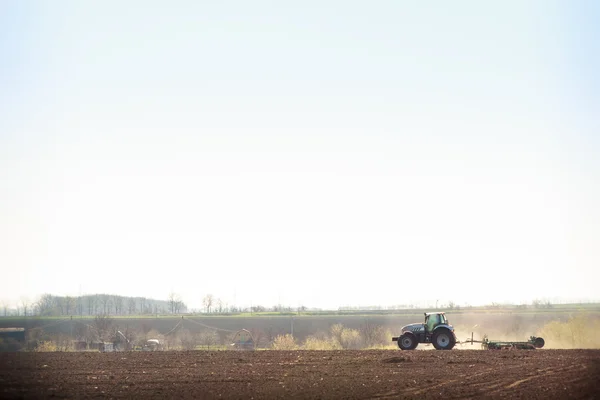 Fungerande traktor i fältet — Stockfoto