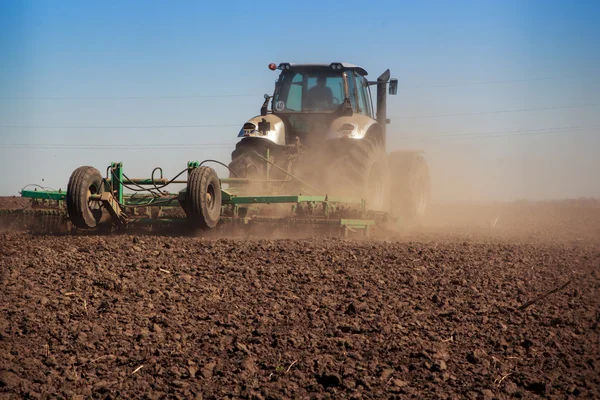 트랙터는 토양에 먼지를 발생 시킵니다. — 스톡 사진
