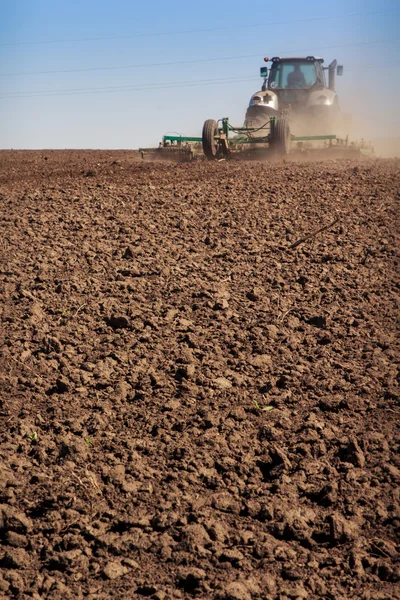 Tractor levanta gran polvo —  Fotos de Stock