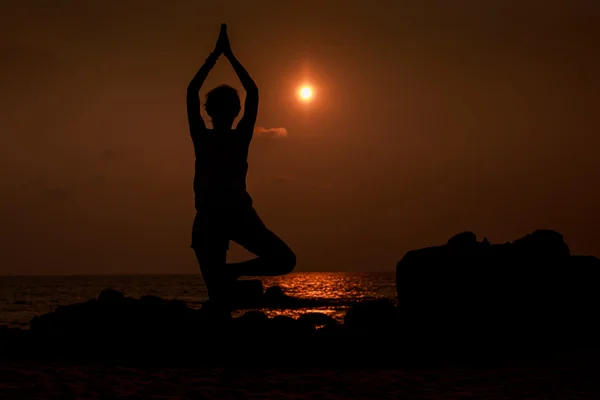 Man silhouette in yoga pose — Stock Photo, Image