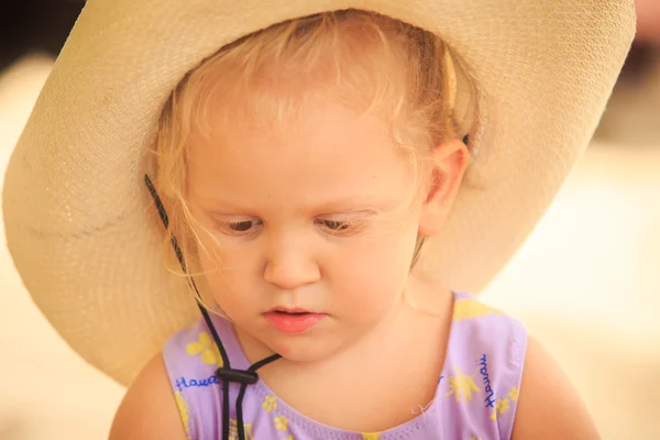 Portret van meisje in hoed — Stockfoto