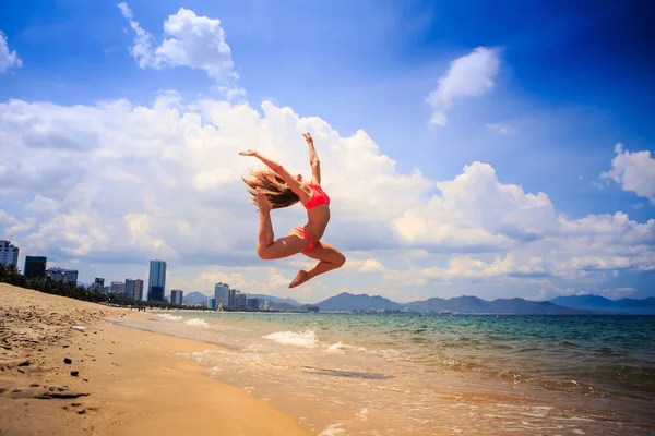 Блондинка гімнастка в бікіні стрибає — стокове фото