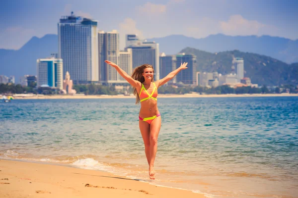 Menina magro em poses de biquíni — Fotografia de Stock