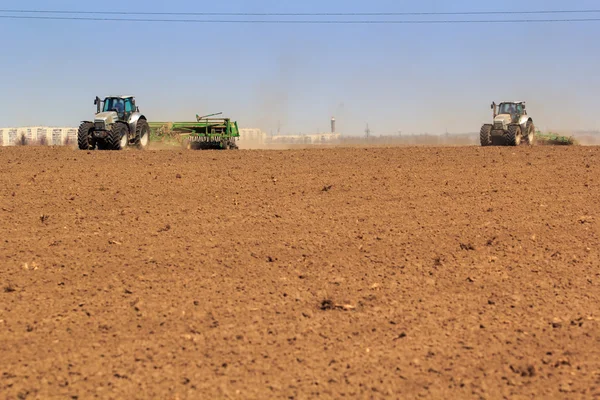 Tractores de explotación en el suelo — Foto de Stock