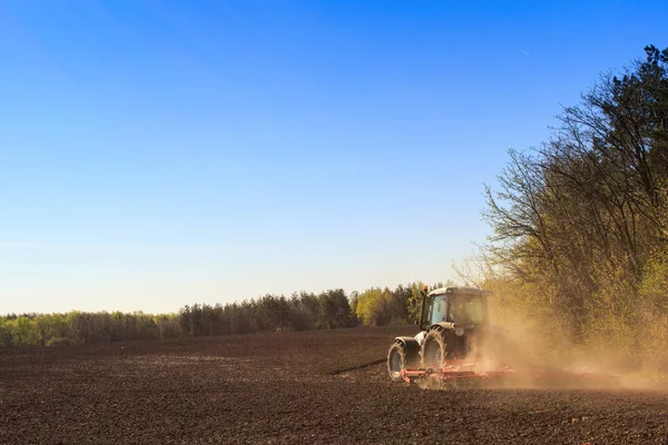 Működési traktor talajban — Stock Fotó