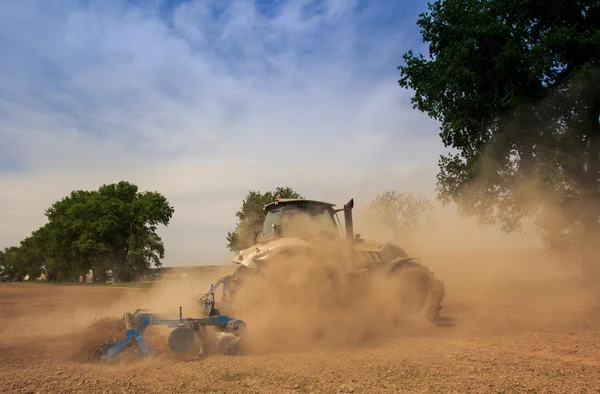 Működési traktor talajban — Stock Fotó