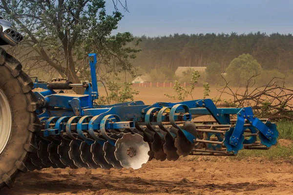 土壌で動作トラクター — ストック写真