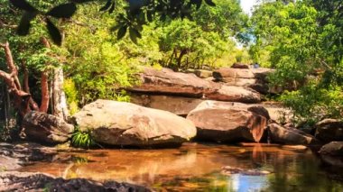 dağ nehir taşları ile