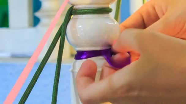 mains féminines liens arc 