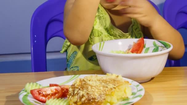 Pouca sopa comendo — Vídeo de Stock