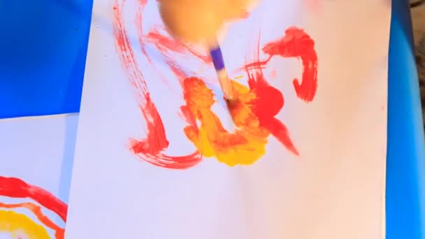 Pintura a mano infantil con pincel — Vídeo de stock