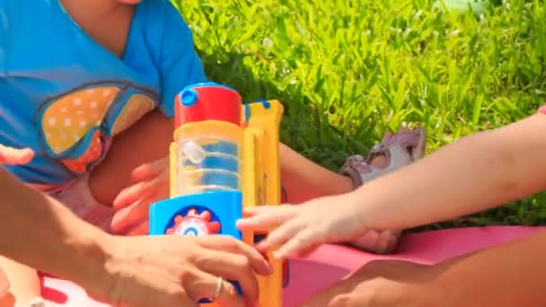 Девушка играет с деревянной игрушечной машиной — стоковое видео