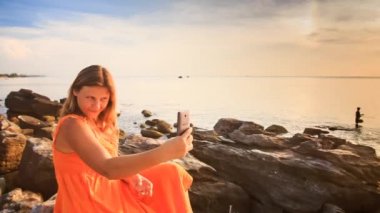 selfie günbatımı sahil alarak kadın