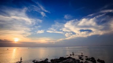 kayalık sahil üzerinden günbatımı panorama