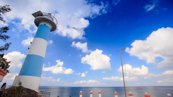 Blauer und weißer Leuchtturm — Stockvideo