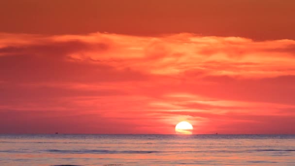 Coucher de soleil rouge au-dessus de la mer — Video