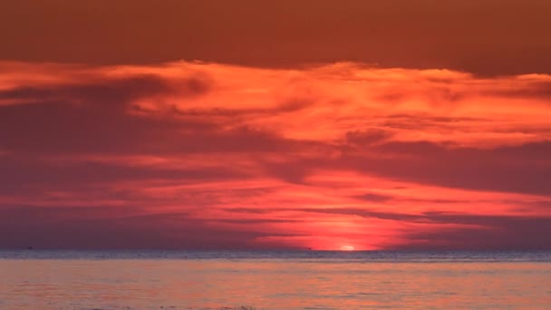 Pôr do sol vermelho acima do mar — Vídeo de Stock