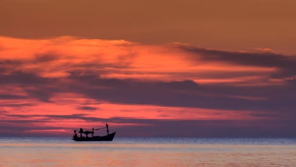 Bateau de pêche sur le coucher du soleil rouge ciel — Video