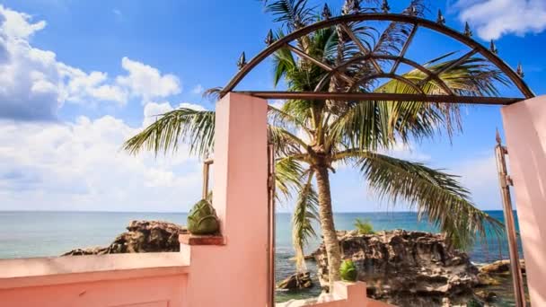 Arco del parque de hierro sobre el mar azul — Vídeos de Stock