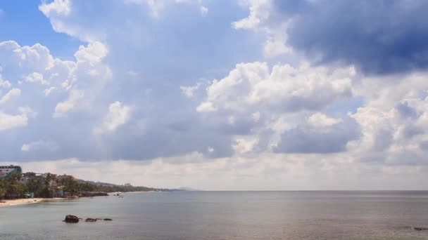 Costa rocosa y mar azul — Vídeos de Stock