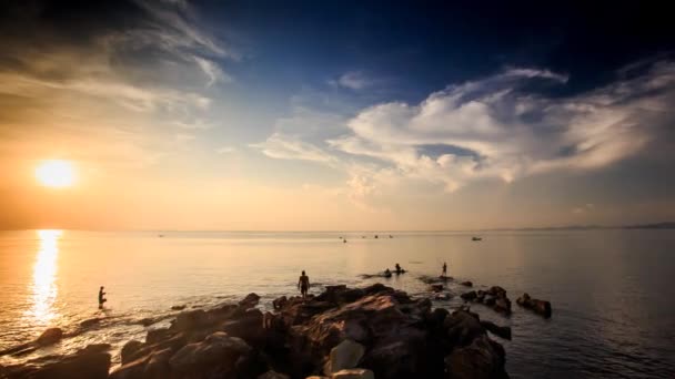 Panorama do pôr do sol sobre a costa rochosa — Vídeo de Stock