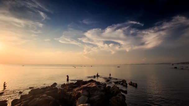 Panorama del atardecer sobre la costa rocosa — Vídeos de Stock