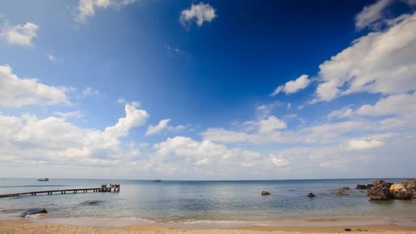 Old wooden pier in azure sea — Stock Video