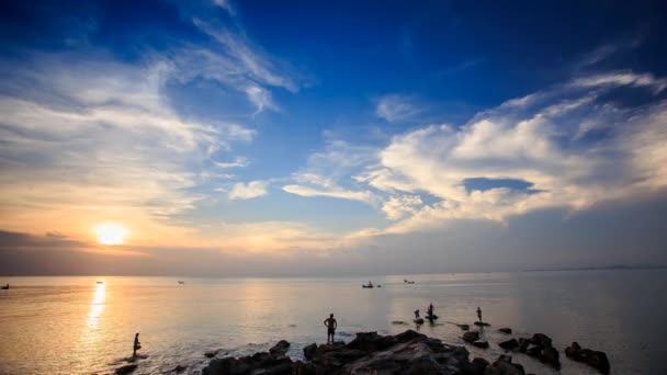 Panorama del atardecer sobre la costa rocosa — Vídeos de Stock